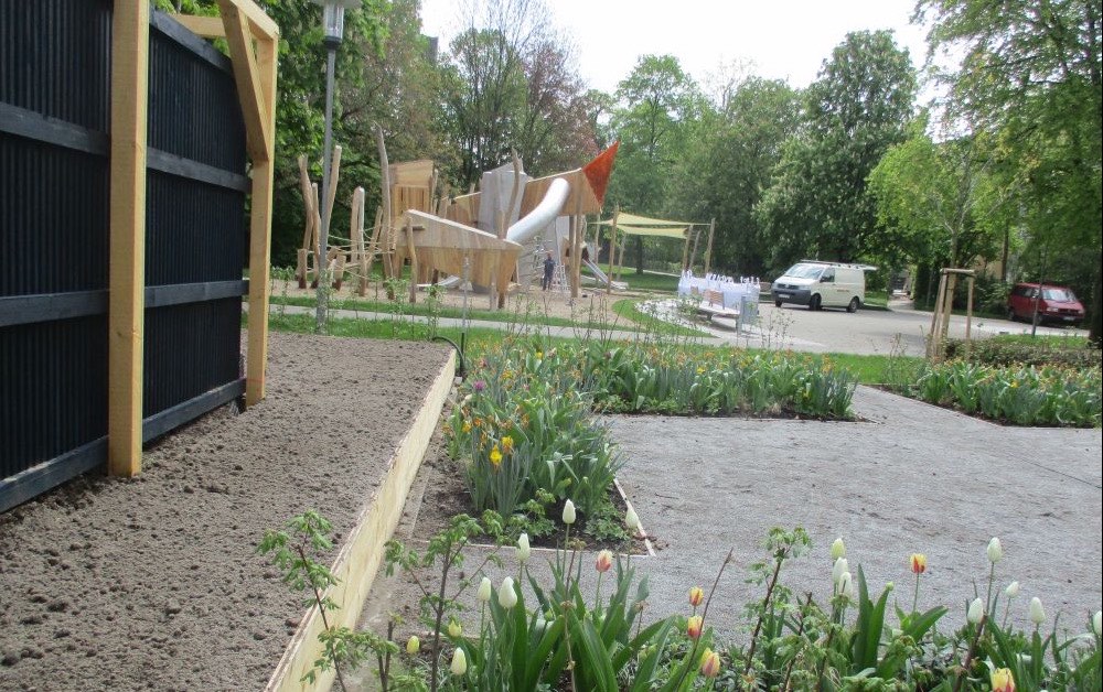 Gartenschau im Aufbau mit frisch gepflanzten Staudenbeeten und Wegedecke